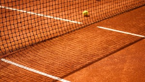 Ball im Tennisnetz